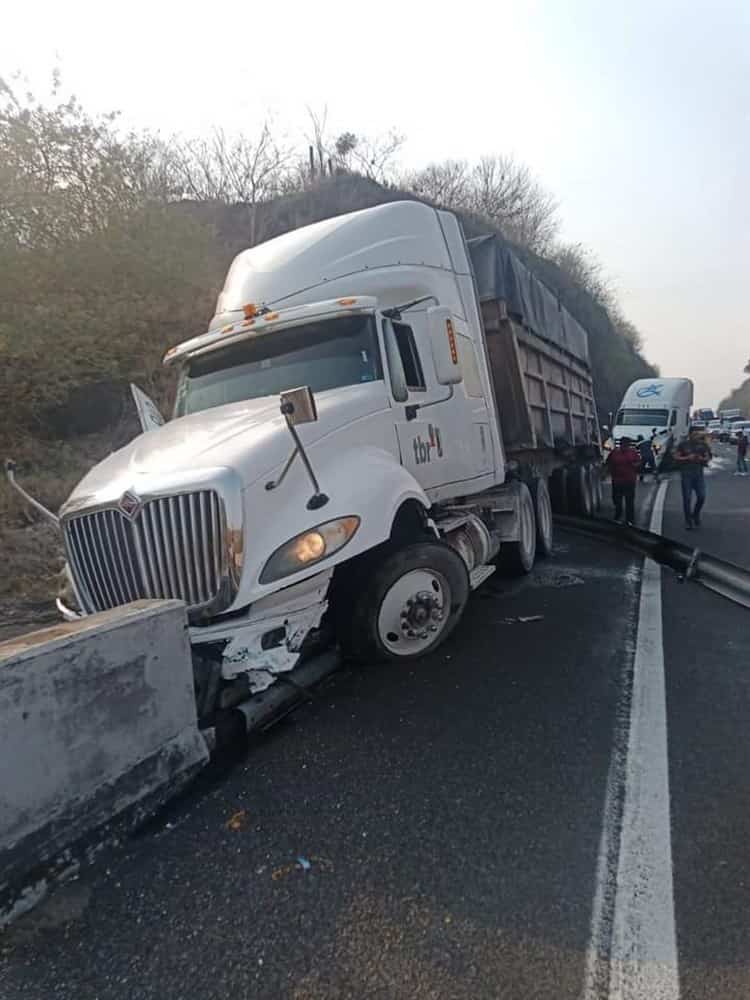 Tráiler y camioneta chocan en la carretera Xalapa-Veracruz