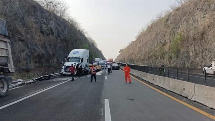 Tráiler y camioneta chocan en la carretera Xalapa-Veracruz