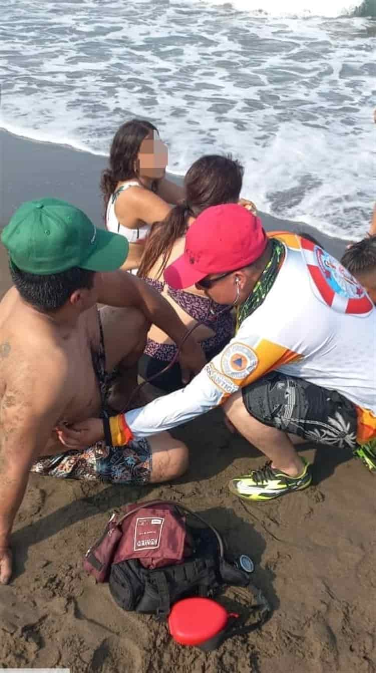 Rescatan a chilangos de morir ahogados en Playa Chalchihuecan