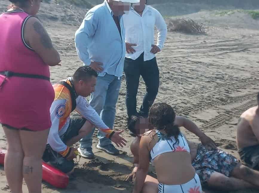 Rescatan a chilangos de morir ahogados en Playa Chalchihuecan