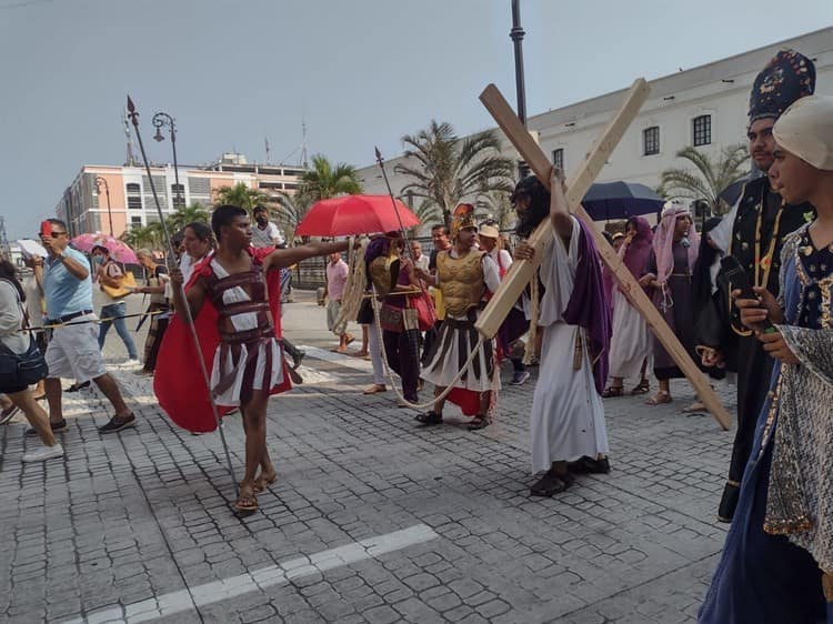 Con Viacrucis, representan la Pasión de Cristo en Veracruz (+video)