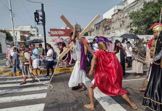 Con Viacrucis, representan la Pasión de Cristo en Veracruz (+video)