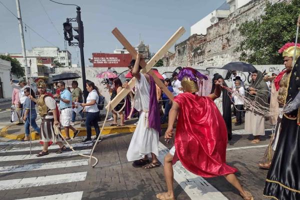 Con Viacrucis, representan la Pasión de Cristo en Veracruz (+video)