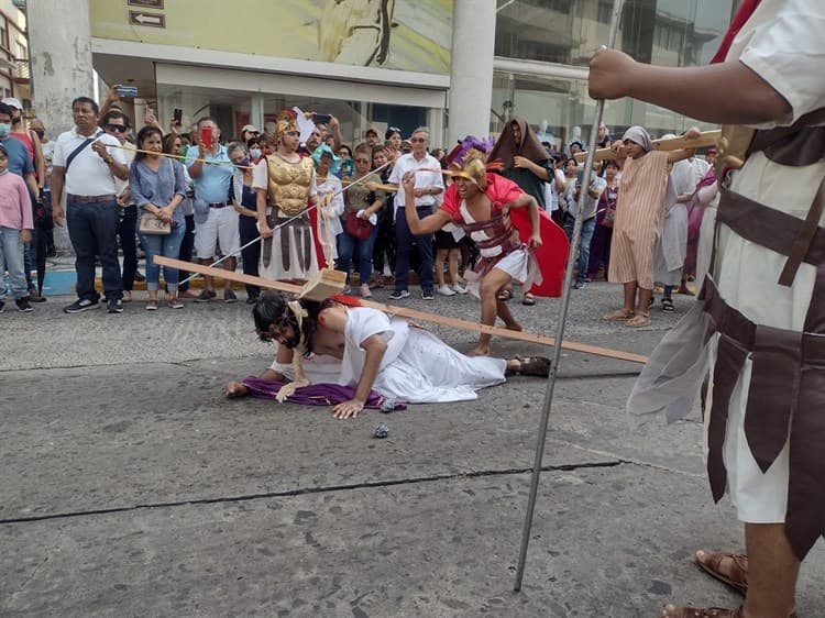 Con Viacrucis, representan la Pasión de Cristo en Veracruz (+video)