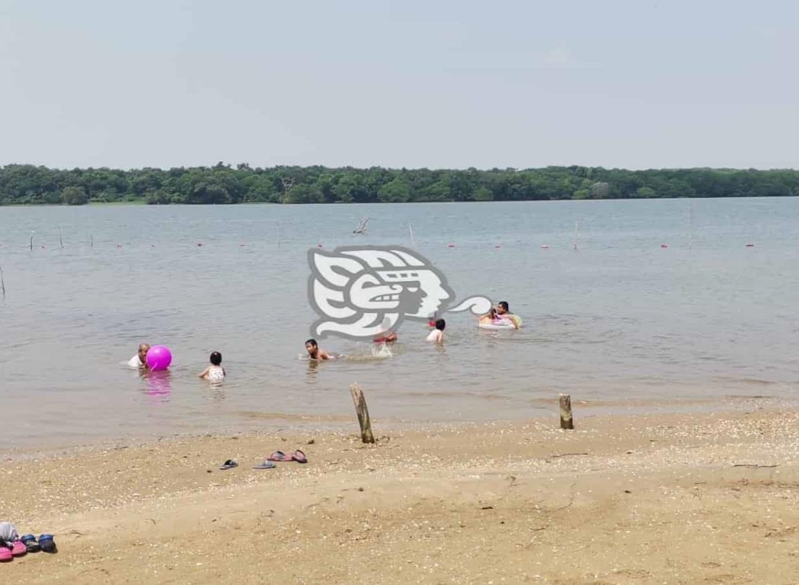 Playita de Nanchital sin gente durante la mañana del viernes santo