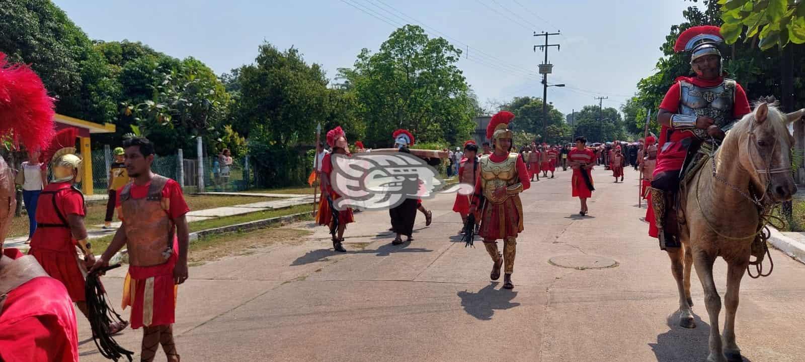 Feligreses católicos participaron en viacrucis en Jáltipan