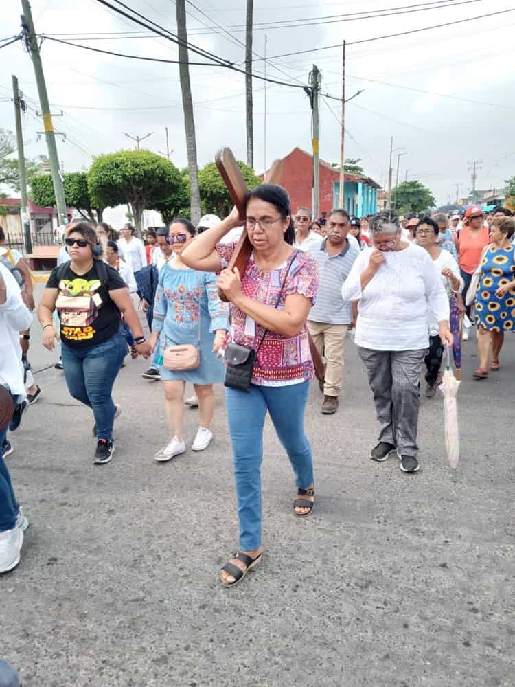 Feligreses realizan viacrucis este viernes santo en calles de Cosamaloapan