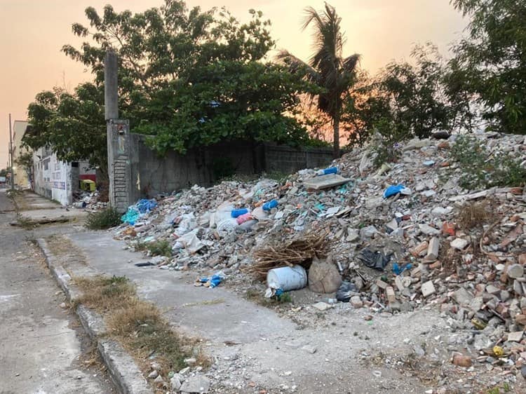 Convierten en basurero los terrenos en fraccionamiento Pinos, en Veracruz