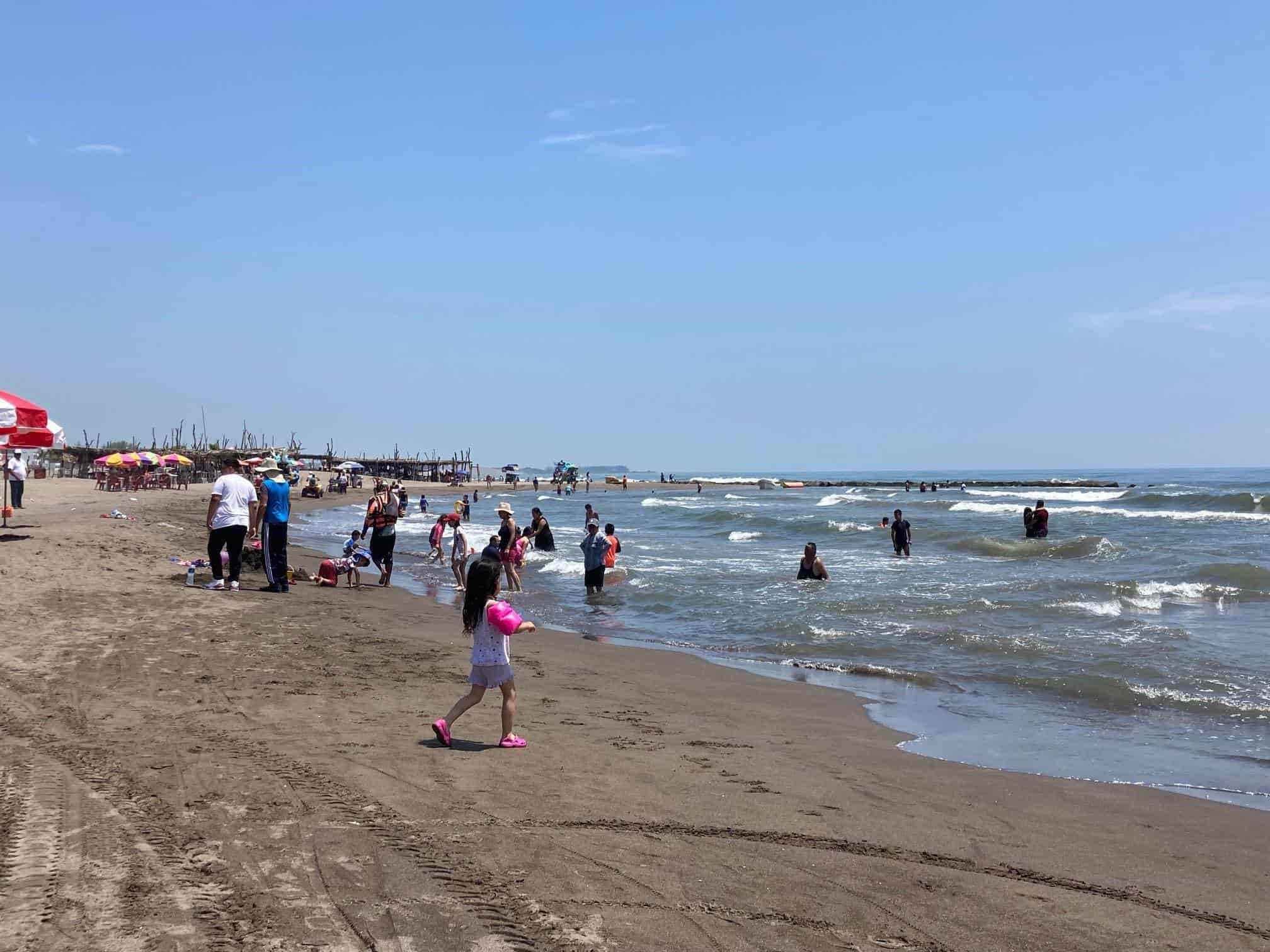 Rescatan a dos menores a punto de ahogarse en playas de Úrsulo Galván