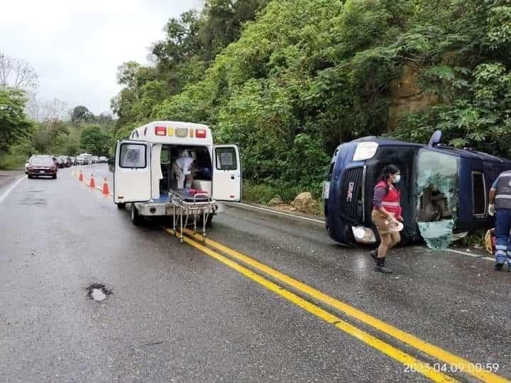 Vuelca camioneta tras impacto de camión de carga en Gutiérrez Zamora; hay 9 heridos