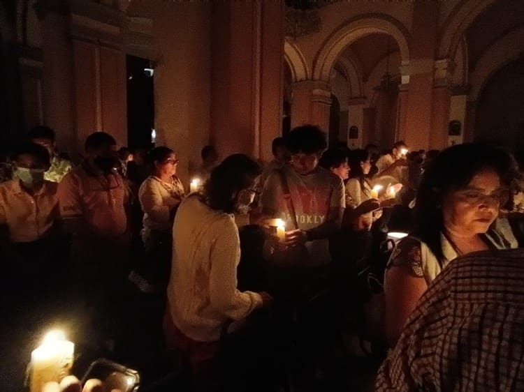 Católicos participan en la Vigilia Pascual en la Catedral de Veracruz