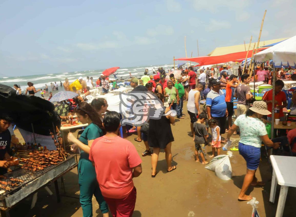 Bañistas abarrotan playa local pese a frente frío