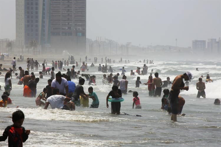 Bañistas abarrotan playa local pese a frente frío