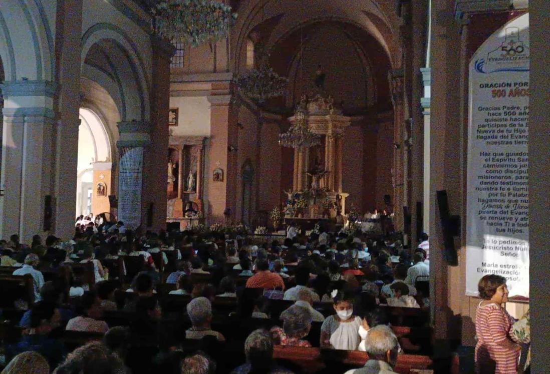 Católicos participan en la Vigilia Pascual en la Catedral de Veracruz