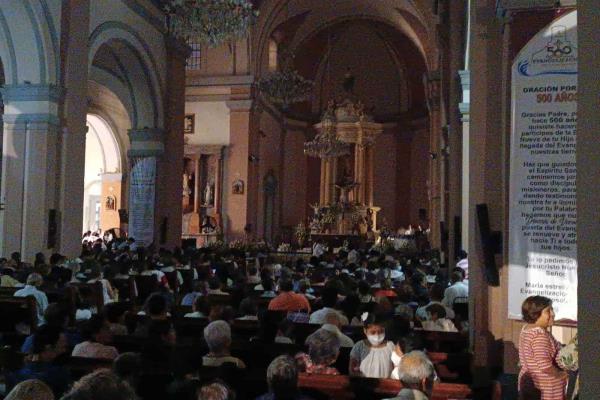 Católicos participan en la Vigilia Pascual en la Catedral de Veracruz