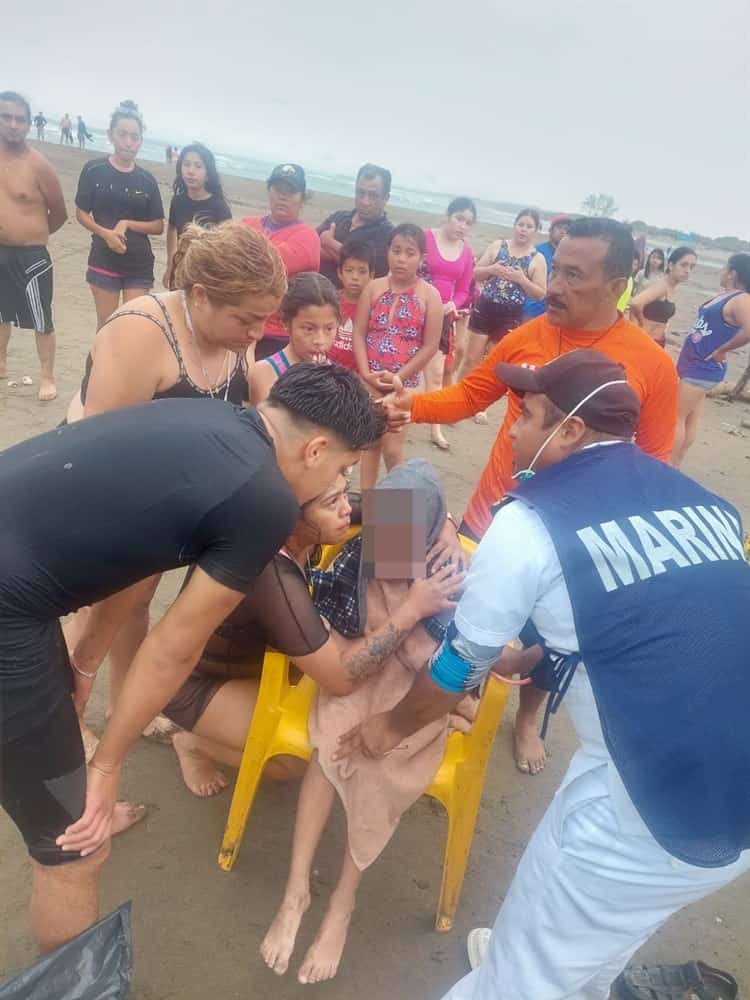 Rescatan a dos menores a punto de ahogarse en playas de Úrsulo Galván