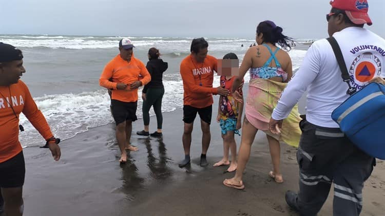 Rescatan a dos menores a punto de ahogarse en playas de Úrsulo Galván