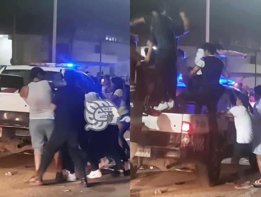 ¡Se descontroló! trepan patrulla y bañan con cerveza a policías en pleno malecón de Coatzacoalcos (+Video)