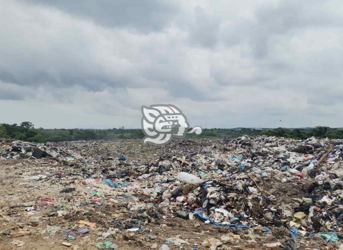 Efectúan enfriamiento del basurero de Nanchital