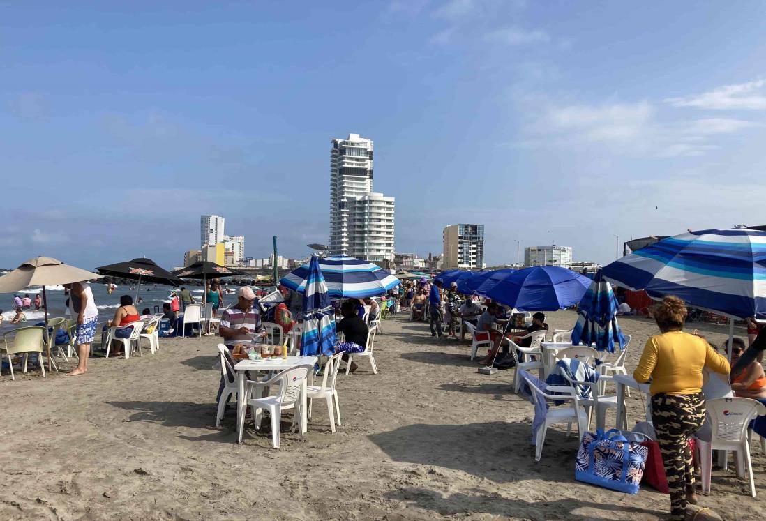 En 400 pesos rentan mesas en playa de Boca del Río