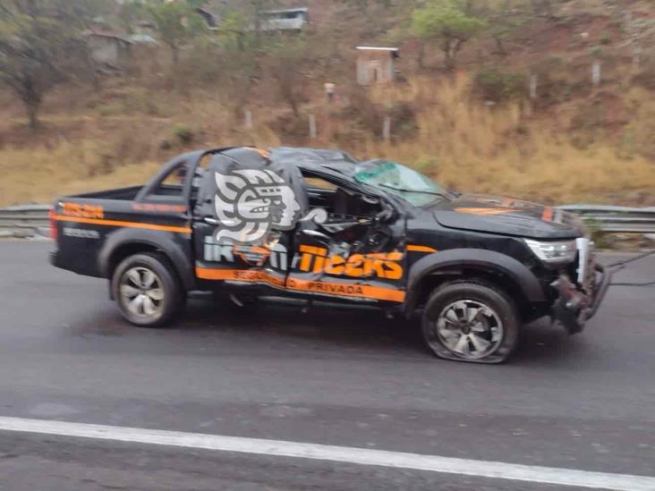 Vuelca camioneta de seguridad privada en la Puebla-Orizaba