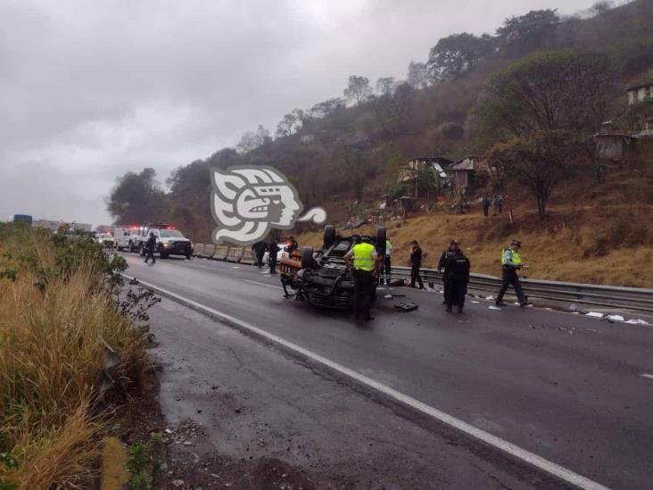 Vuelca camioneta de seguridad privada en la Puebla-Orizaba