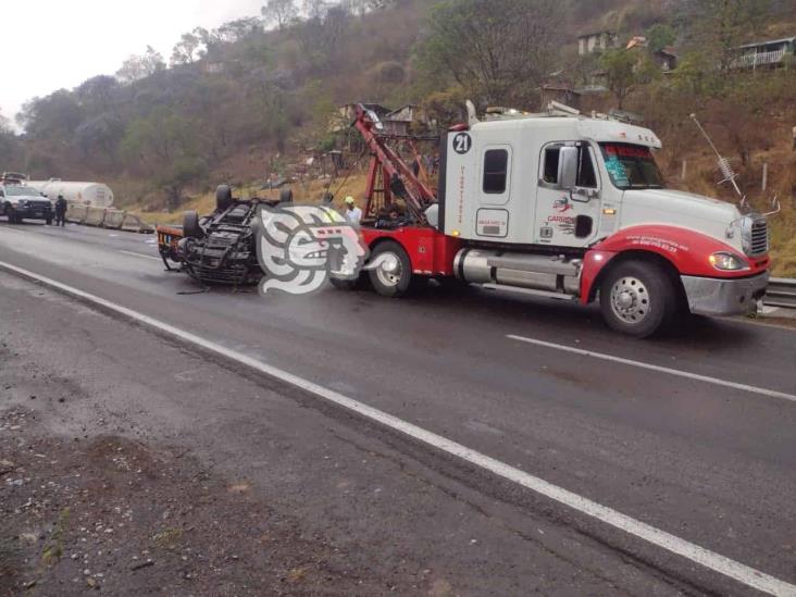 Vuelca camioneta de seguridad privada en la Puebla-Orizaba