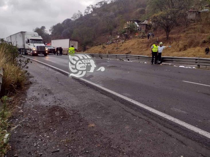 Vuelca camioneta de seguridad privada en la Puebla-Orizaba