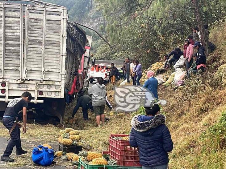 Vuelca Torton con piñas en las Cumbres de Maltrata y lo vacían rapiñeros