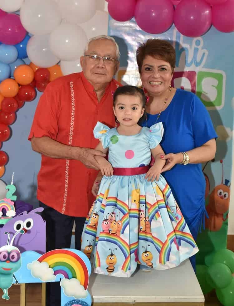 Lizbeth Carolina Aguilera Rosas es festejada por sus 2 años de vida