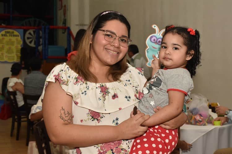 Lizbeth Carolina Aguilera Rosas es festejada por sus 2 años de vida