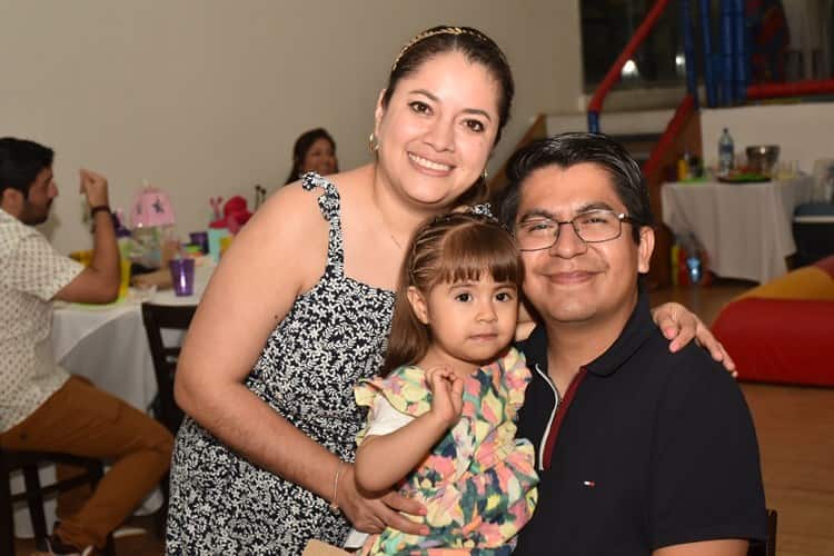 Lizbeth Carolina Aguilera Rosas es festejada por sus 2 años de vida