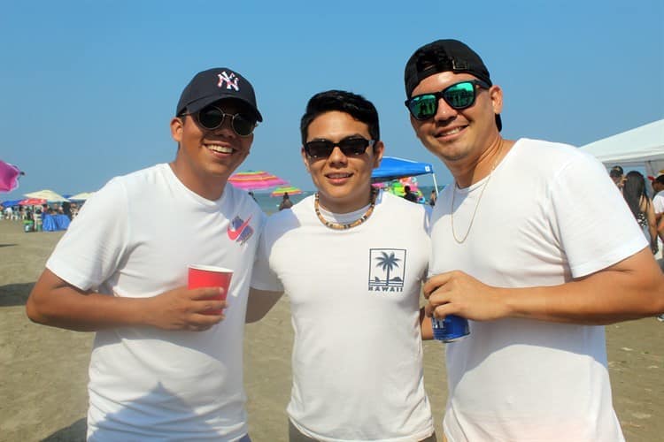 Bañistas gozan del mar azul en Veracruz