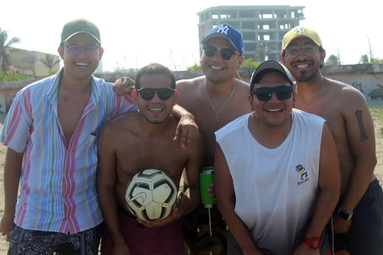 Bañistas gozan del mar azul en Veracruz