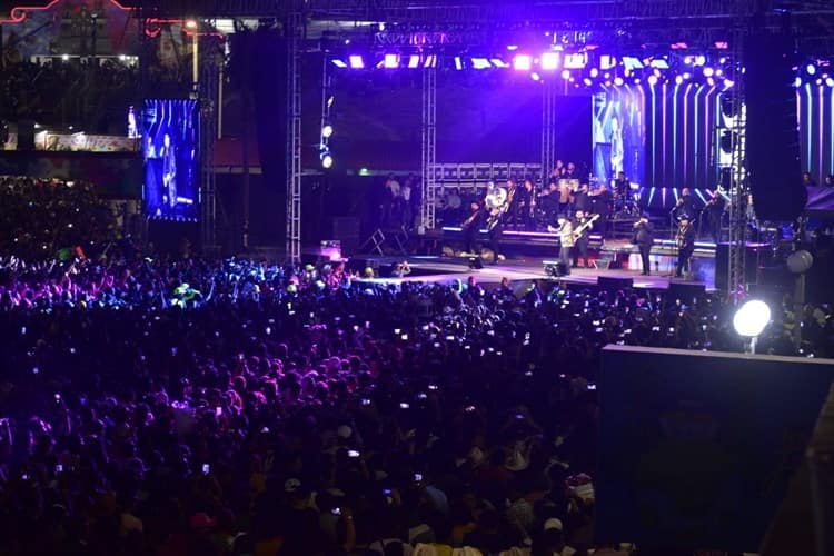 Coatzacoalcos, Gracias por apoyar la música; miles de personas cantan con Julión Álvarez  en la clausura de la Expo Feria(+Video)