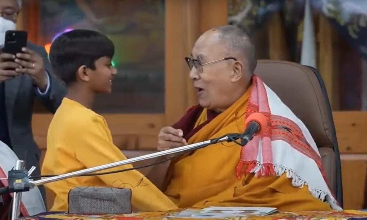 Dalai Lama besa y pide a niño que chupe su lengua(+Video)