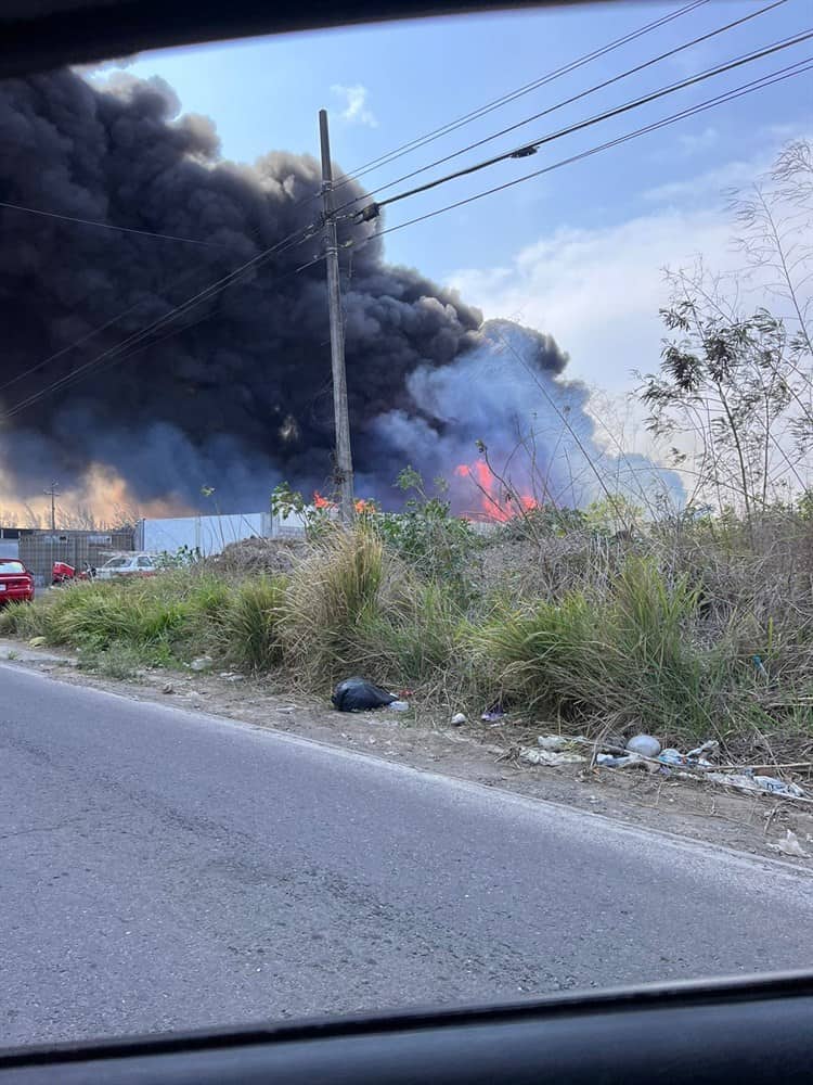 Arde fierro viejo en fraccionamiento de Veracruz (+Video)