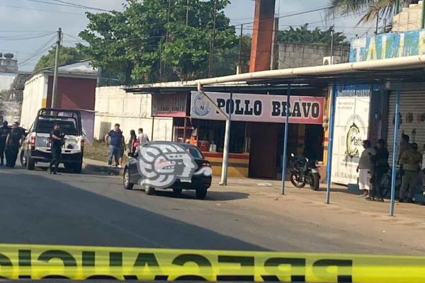 Enfrentamiento a tiros por atraco a negocio en Minatitlán; policía del IPAX herido (+Video)
