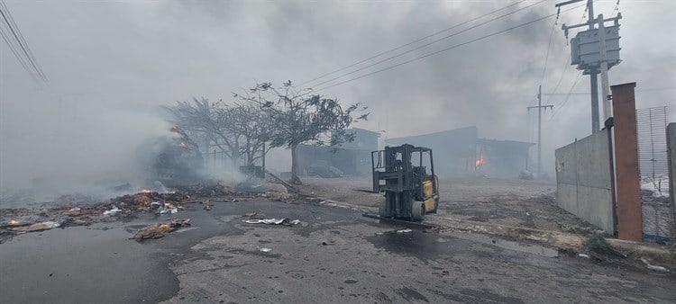 Fuerte incendio en recicladora en Veracruz; desalojaron la zona por peligro (+Video)