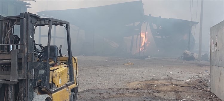 Fuerte incendio en recicladora en Veracruz; desalojaron la zona por peligro (+Video)