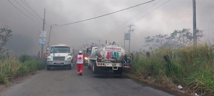 Fuerte incendio en recicladora en Veracruz; desalojaron la zona por peligro (+Video)