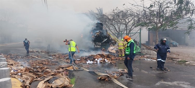 Fuerte incendio en recicladora en Veracruz; desalojaron la zona por peligro (+Video)