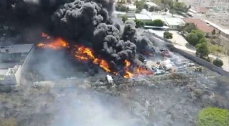 Fuerte incendio en recicladora en Veracruz; desalojaron la zona por peligro (+Video)