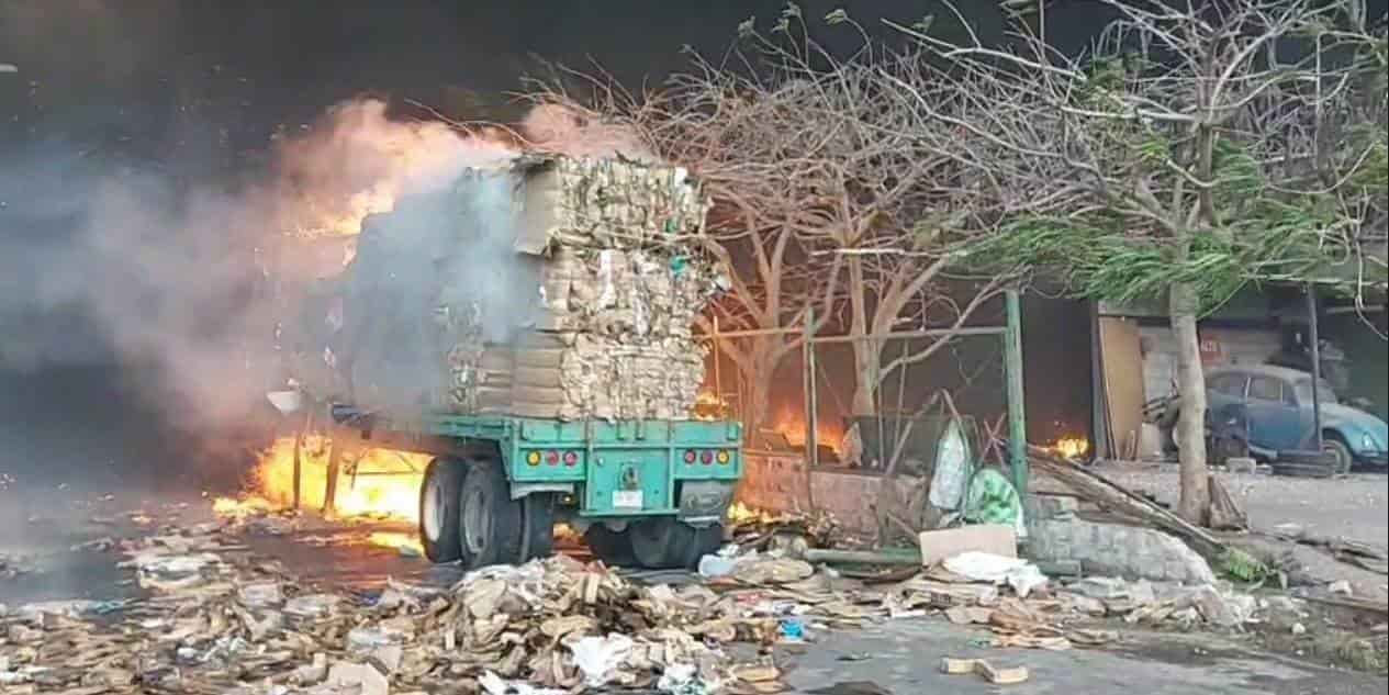 Fuerte incendio en recicladora en Veracruz; desalojaron la zona por peligro (+Video)