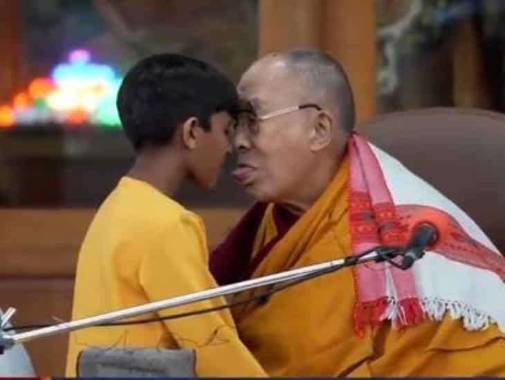 Dalai Lama se disculpa por pedirle a un niño que le chupara la lengua