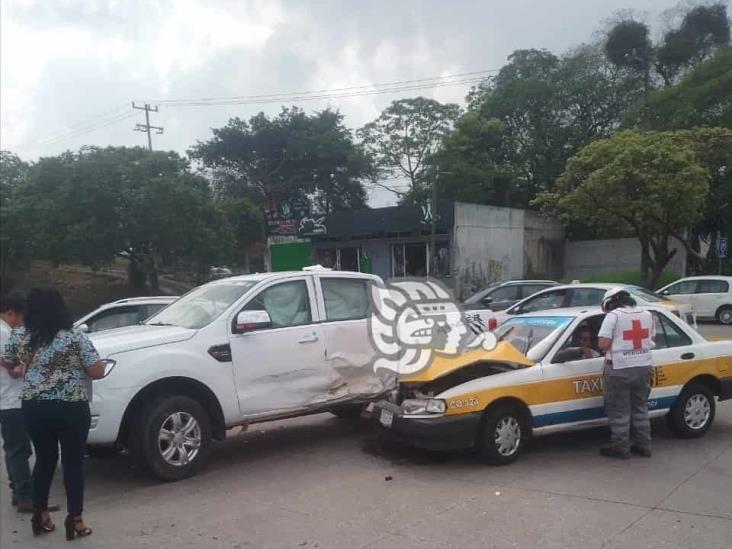 Accidente en bulevar de Córdoba deja 2 lesionados y daños materiales