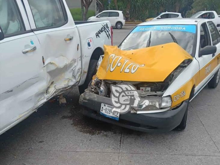 Accidente en bulevar de Córdoba deja 2 lesionados y daños materiales