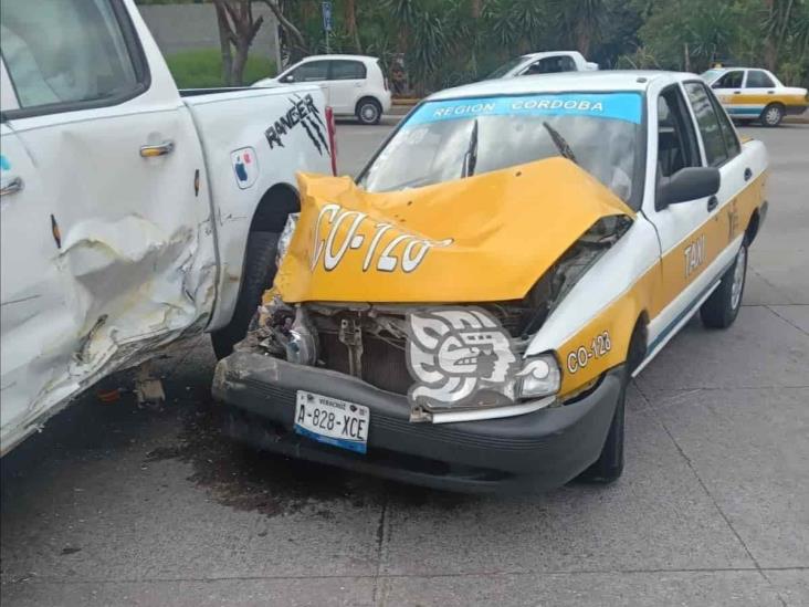 Accidente en bulevar de Córdoba deja 2 lesionados y daños materiales