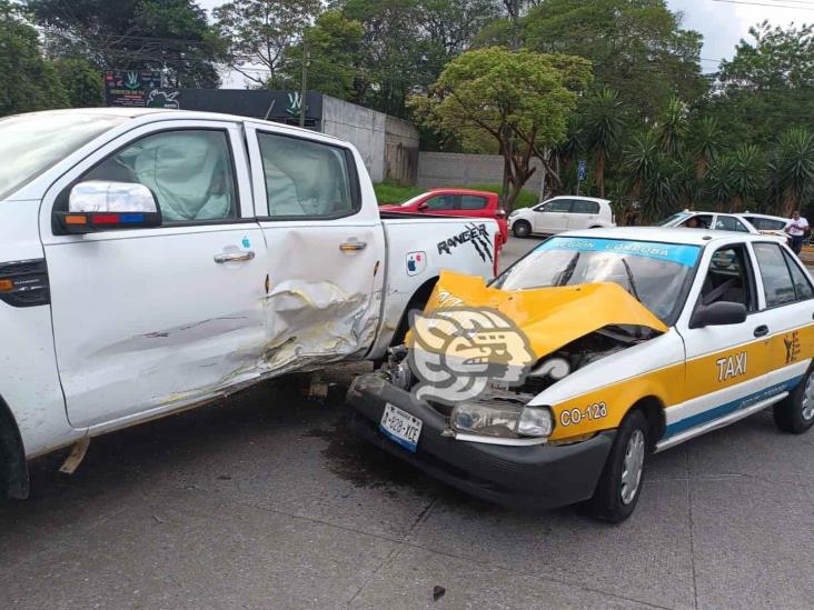 Accidente en bulevar de Córdoba deja 2 lesionados y daños materiales