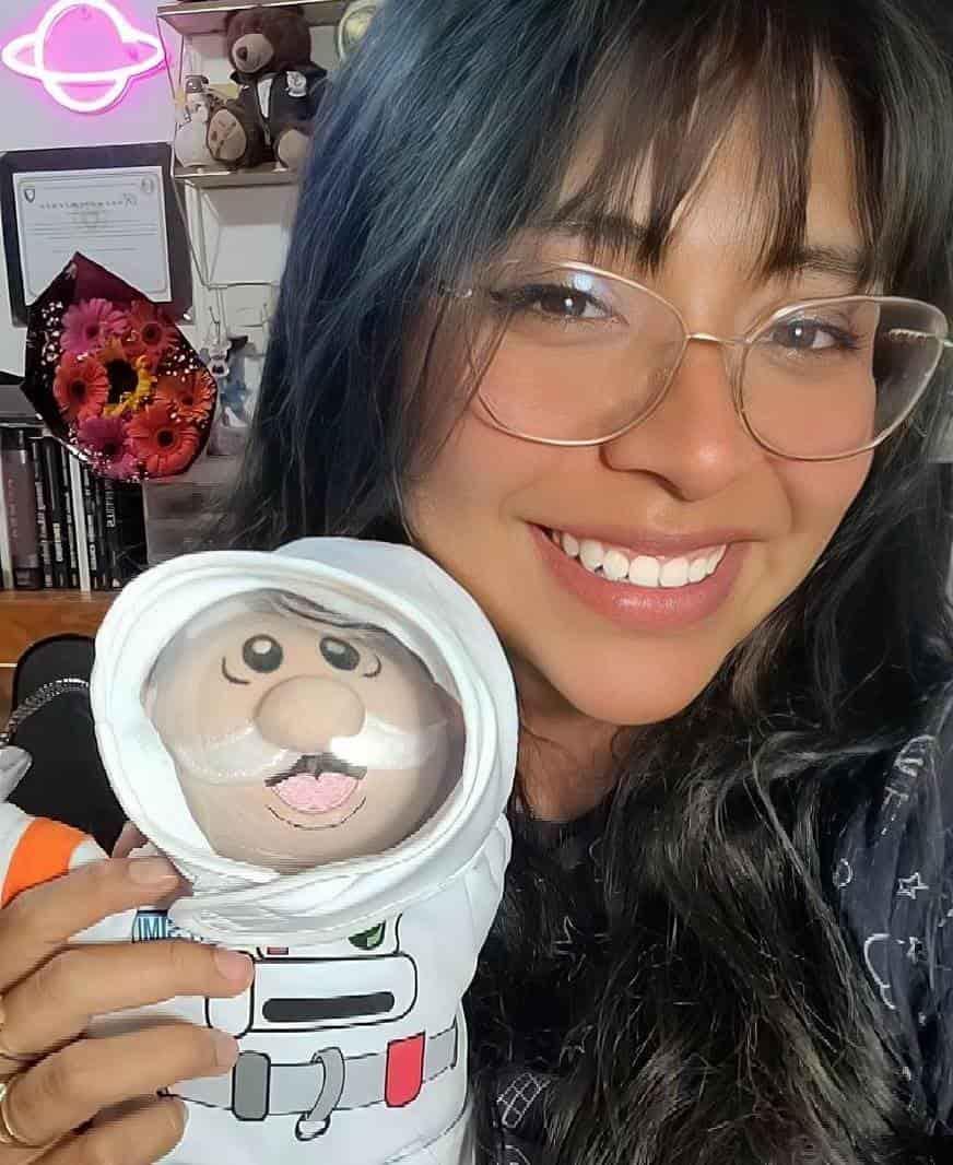 La astronauta Miranda Atilano se une con el Dr. SIMI para brindar ayuda emocional